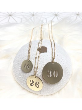 Collier chaîne médaille chiffres ou lettres ajourés
